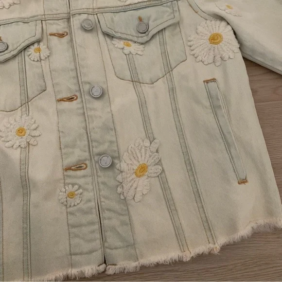 𝅺BlankNYC daisy flower embroidered denim jacket